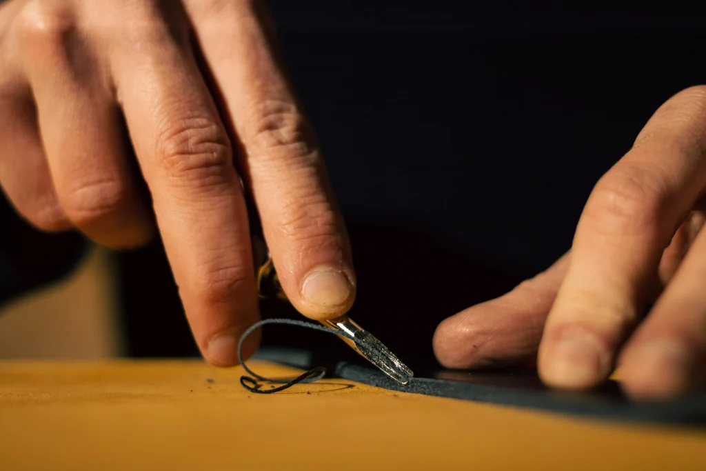 fabrication d'une ceinture en cuir, arrondir les tranches