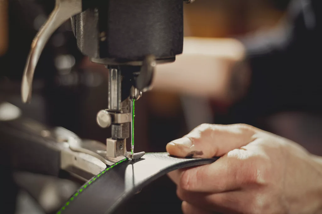 couture sur une ceinture en cuir